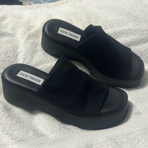 Steve Madden black platform sandals. sz39(8-8.5) New never worn. To big for me.
